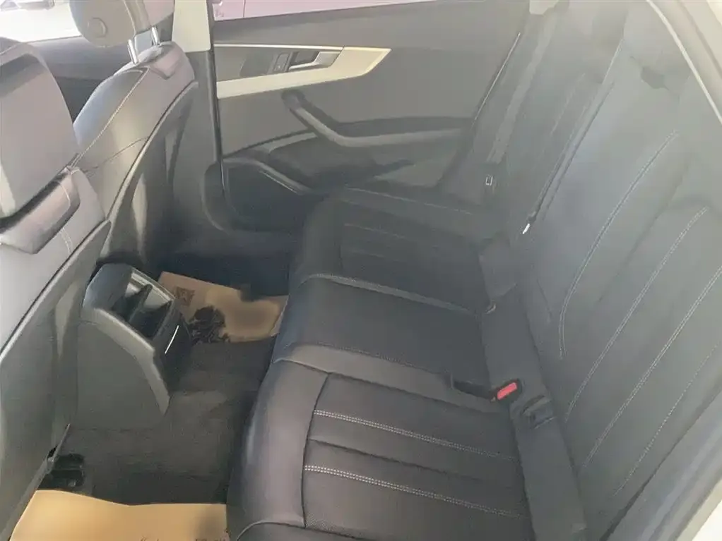 Audi A4L 2021 из CN, фото 2