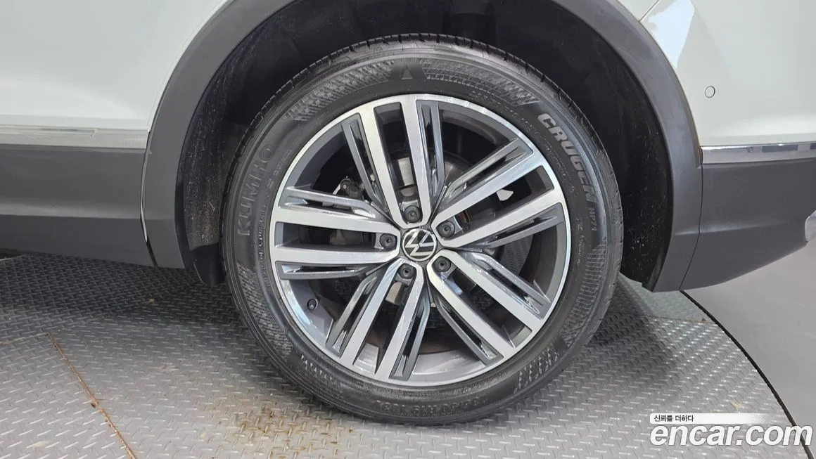 Volkswagen Tiguan — фото 10