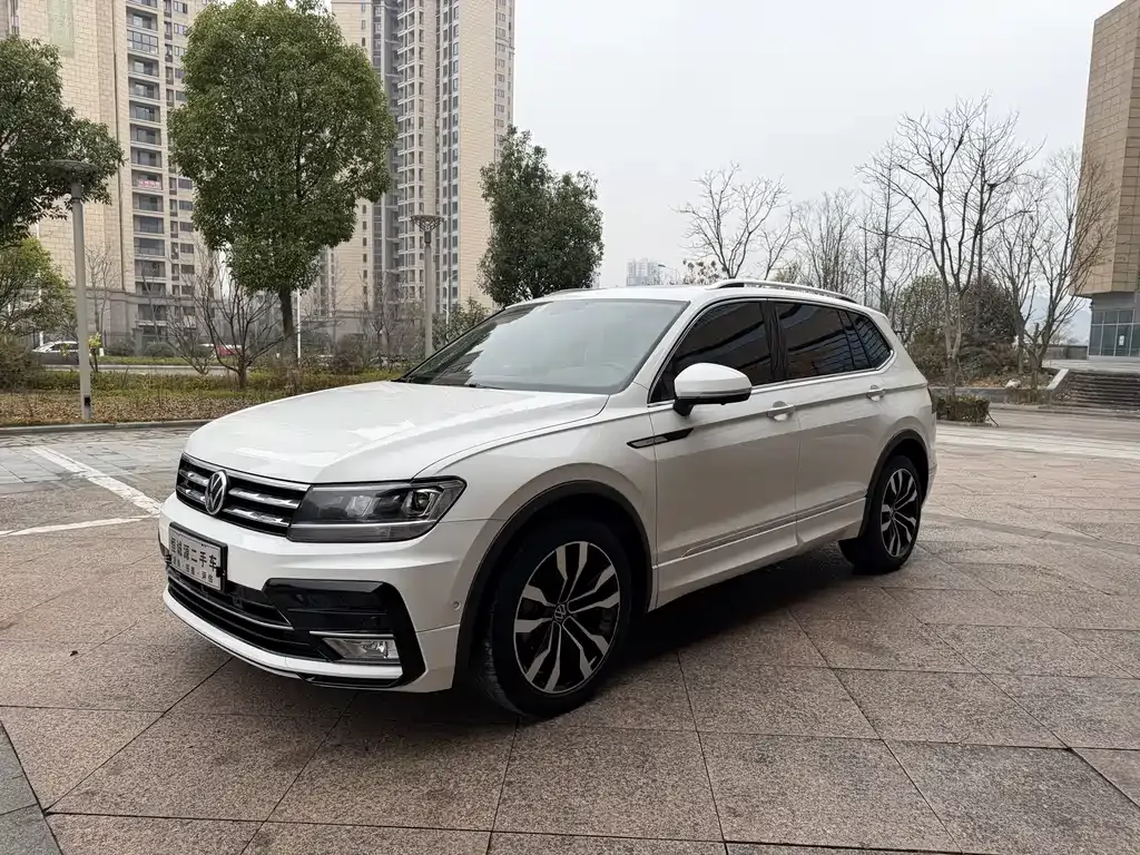 Volkswagen Tiguan L — фото 1