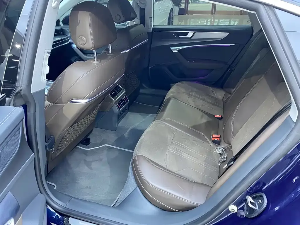 Audi A7L 2023 из CN, фото 4