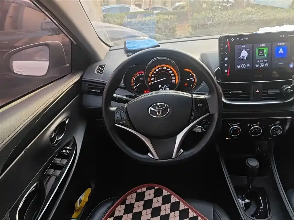 Toyota Yaris L — фото 3