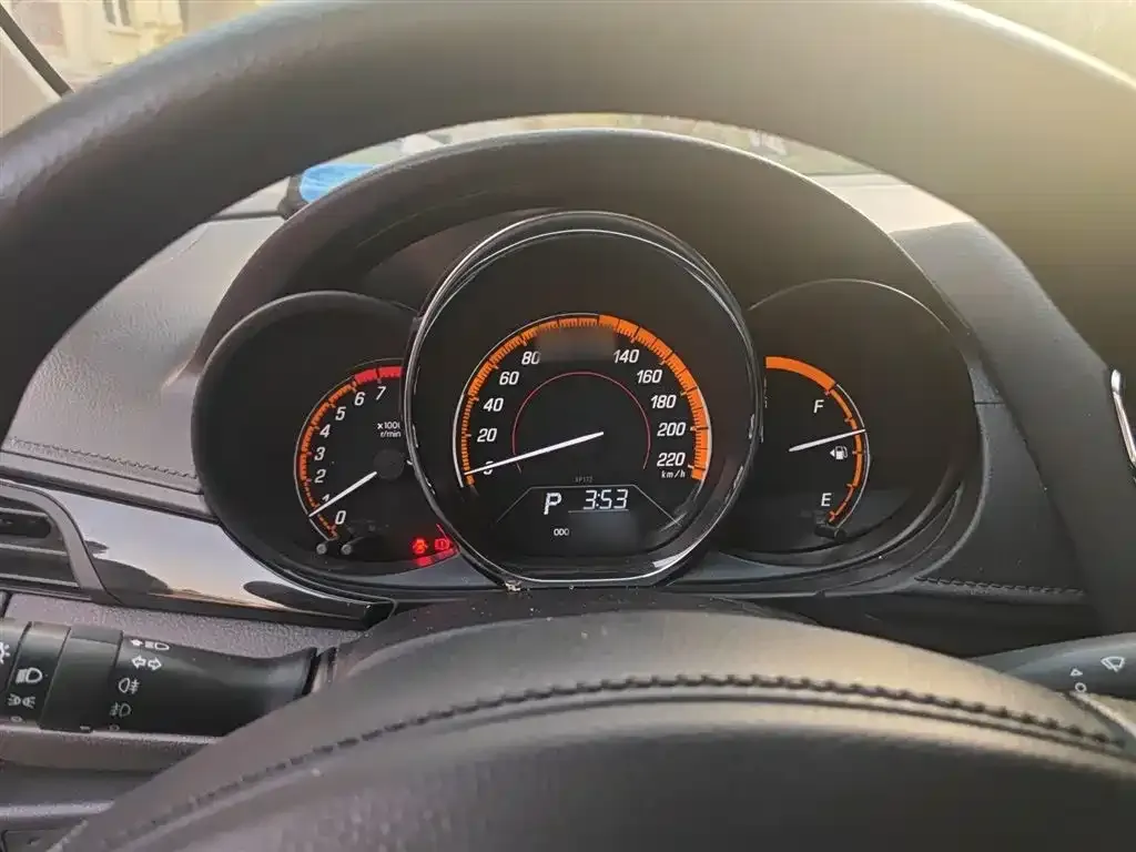 Toyota Yaris L — фото 4