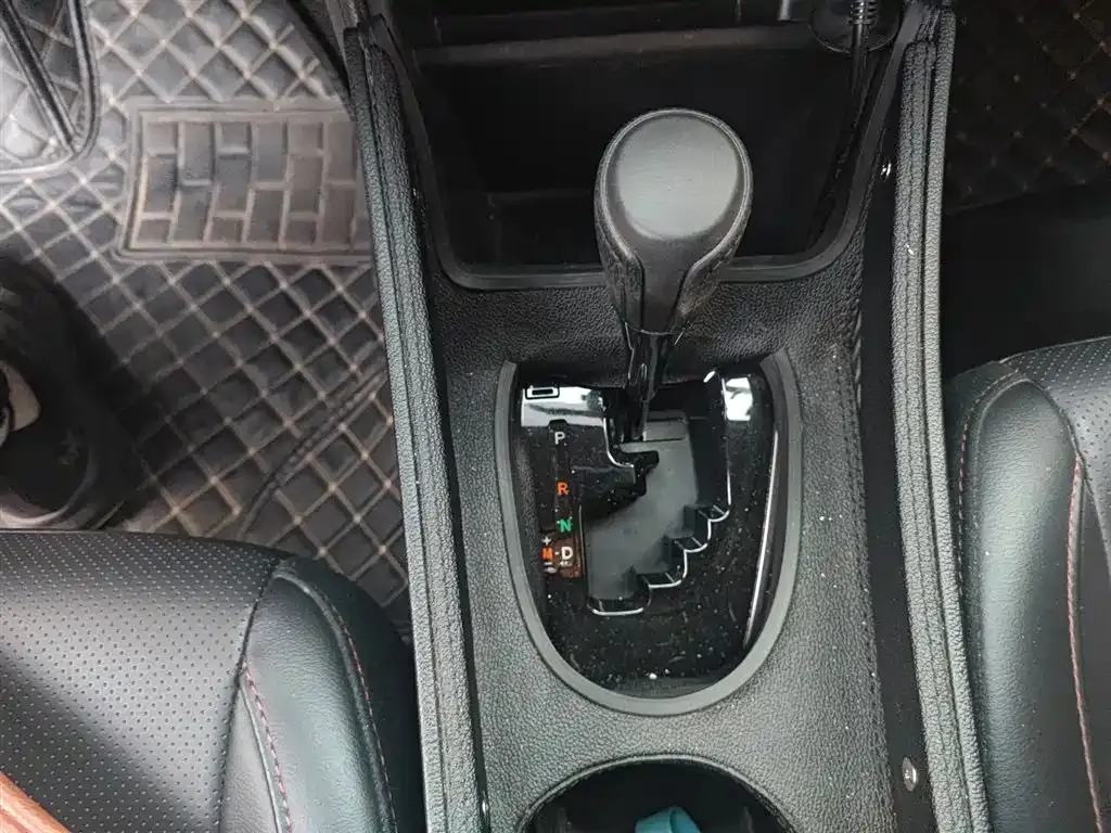 Toyota Yaris L — фото 7