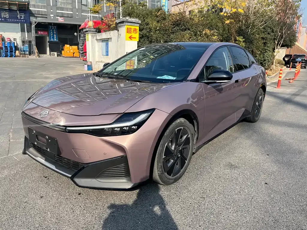 Toyota bZ3 2023 из CN, фото 1