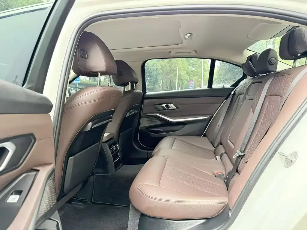 BMW 3 Series 2022 из CN, фото 2
