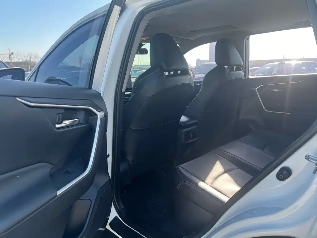 Toyota Wildlander 2021 из CN, фото 4