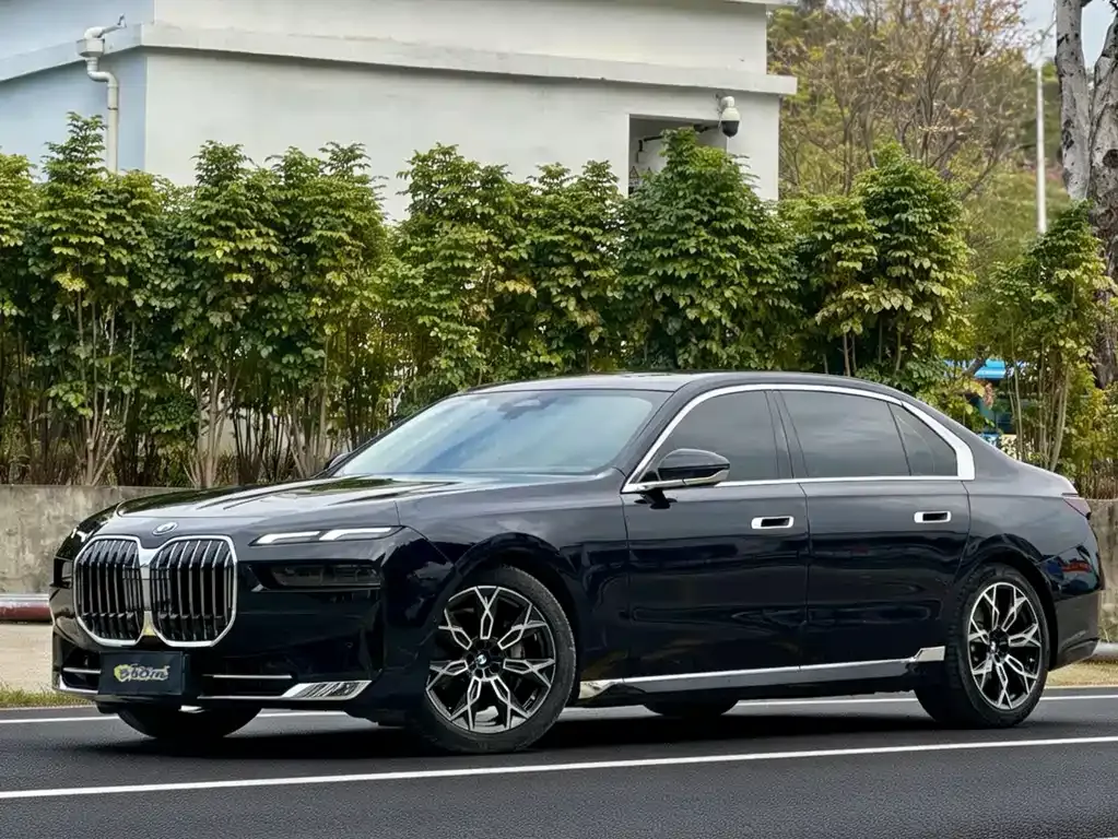 BMW 7 Series — фото 1
