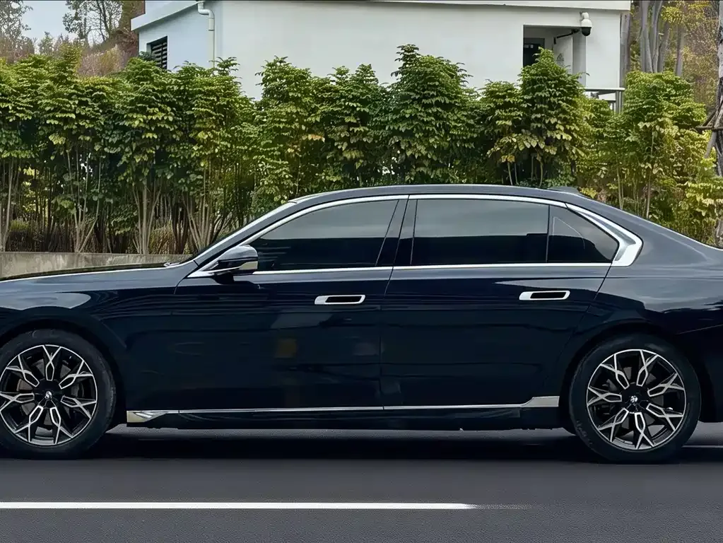 BMW 7 Series — фото 10