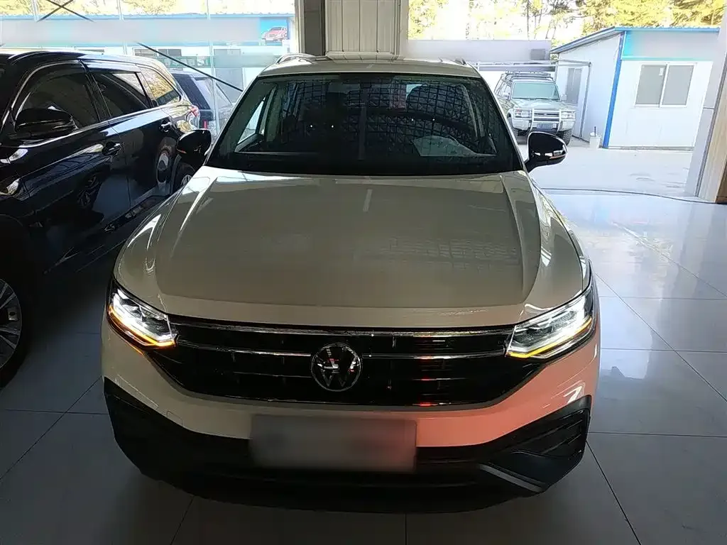 Volkswagen Tiguan L — фото 3