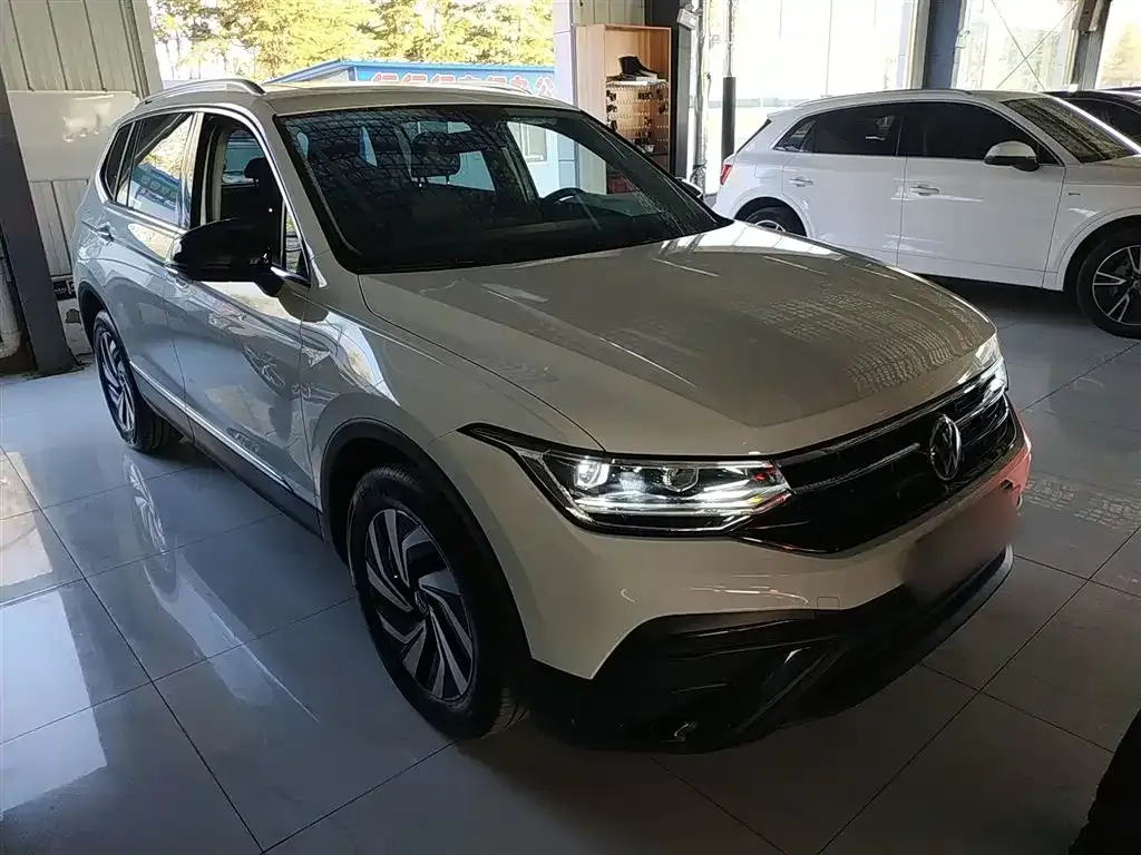 Volkswagen Tiguan L — фото 9