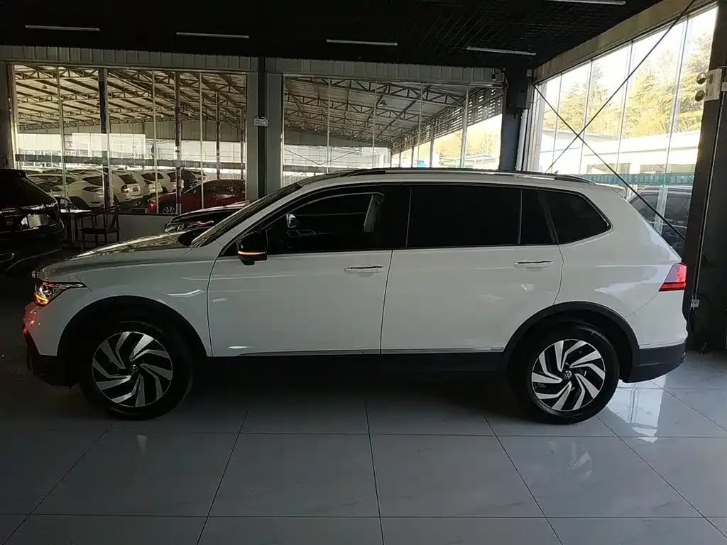 Volkswagen Tiguan L — фото 2