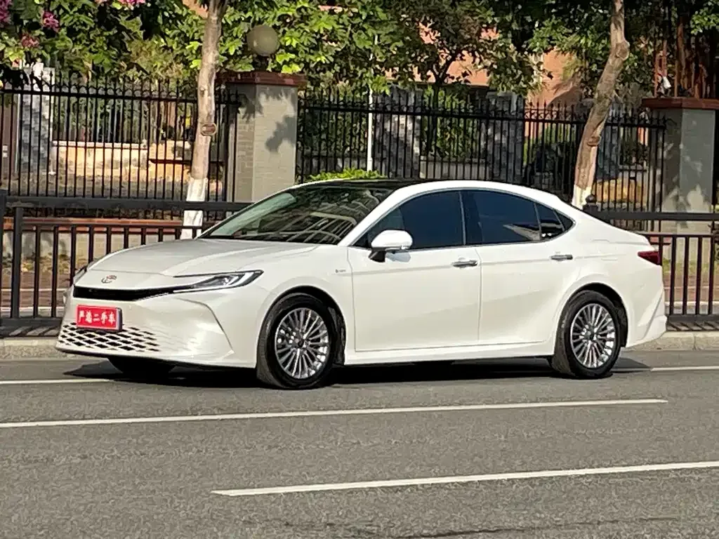 Toyota Camry — фото 1