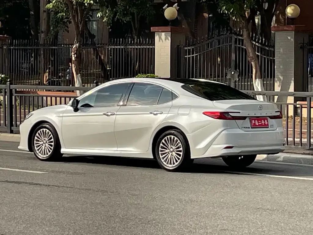 Toyota Camry — фото 3