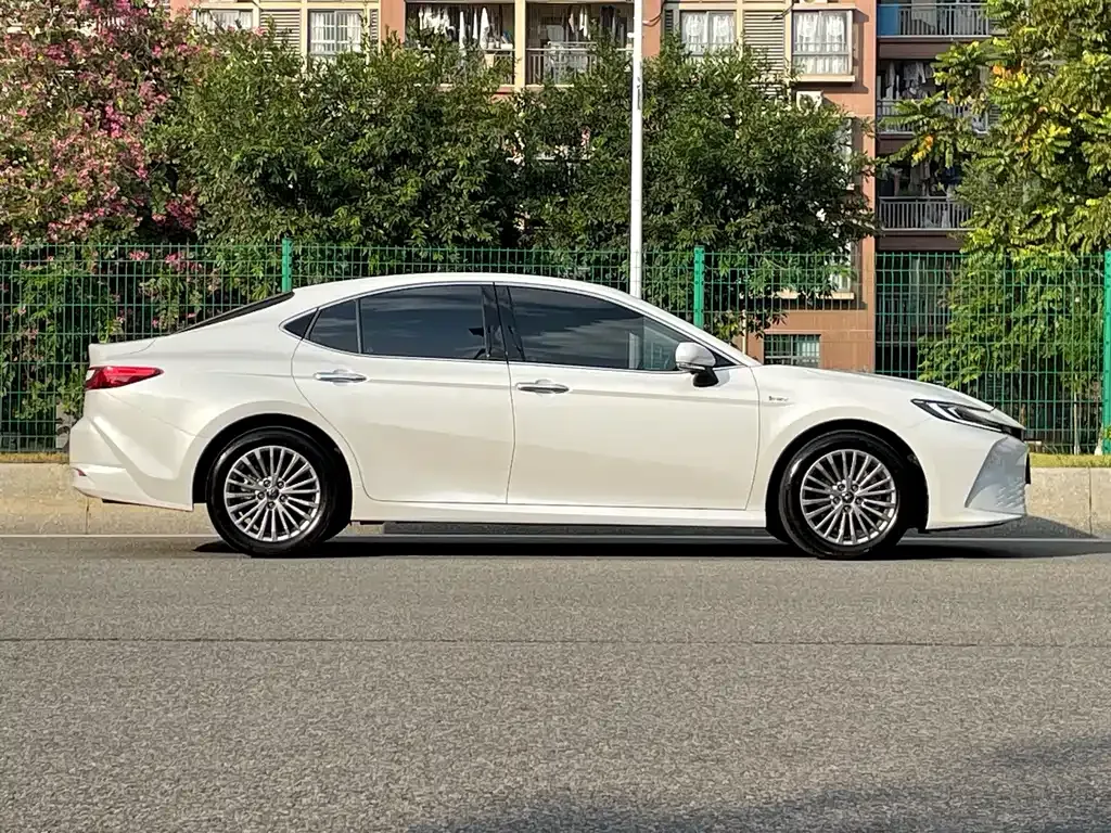 Toyota Camry — фото 10