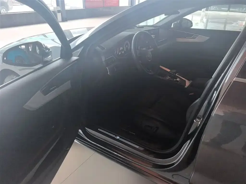 Audi A4L 2021 из CN, фото 2