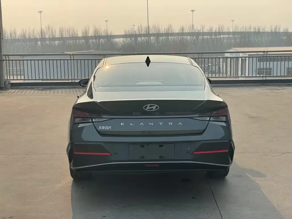 Hyundai Elantra — фото 3