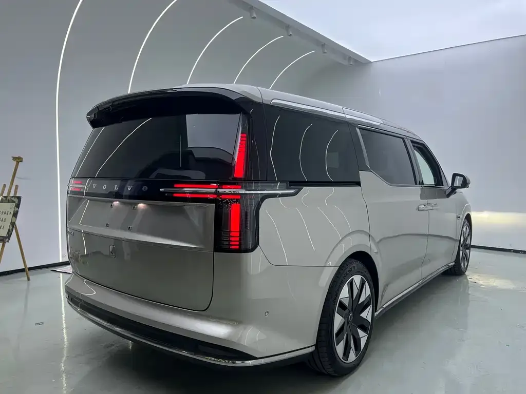 Volvo EM90 2024 из CN, фото 7
