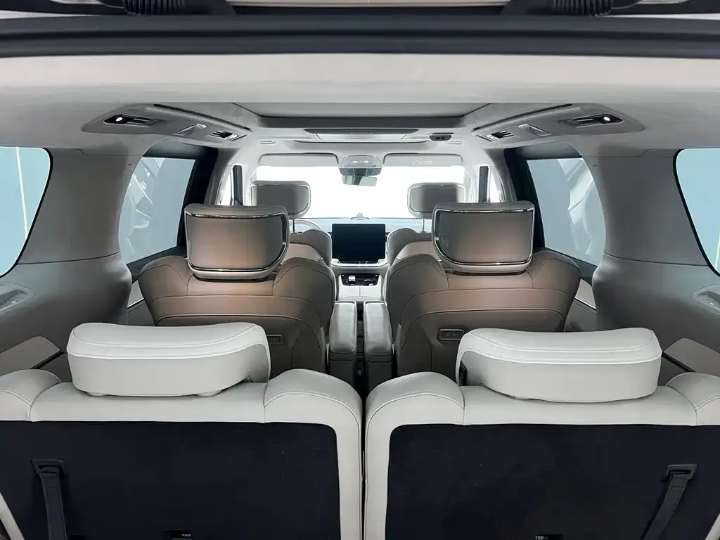 Volvo EM90 2024 из CN, фото 5