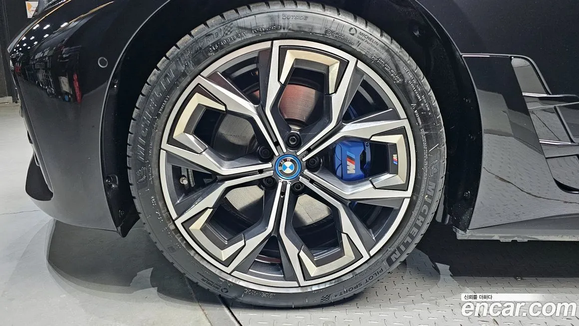 BMW i4 — фото 7