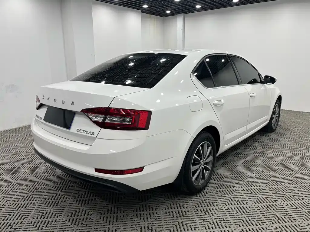 Skoda Octavia — фото 5