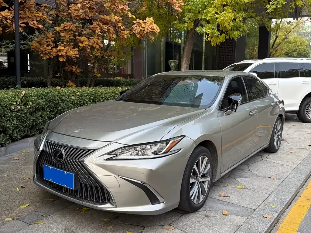 Lexus ES — фото 1