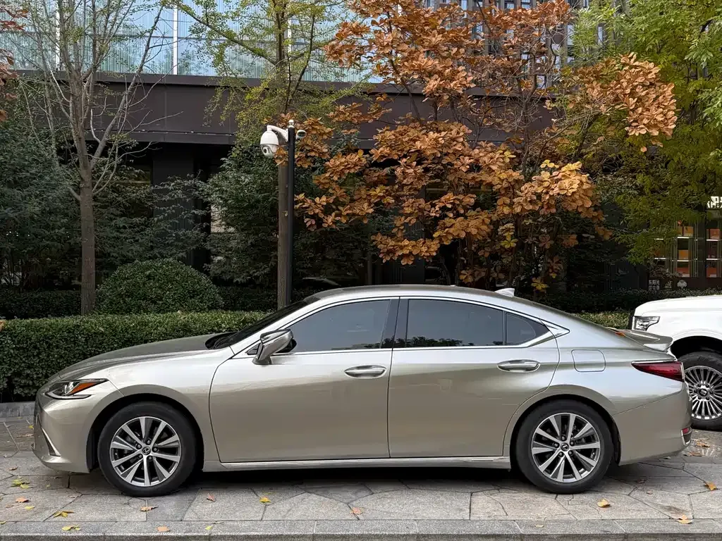 Lexus ES — фото 10