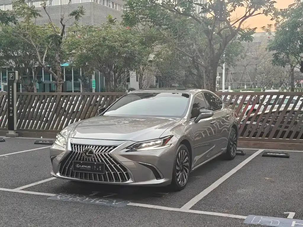 Lexus ES — фото 1