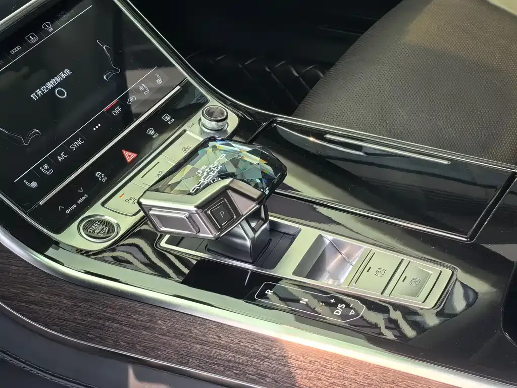 Audi A8 2024 из CN, фото 2