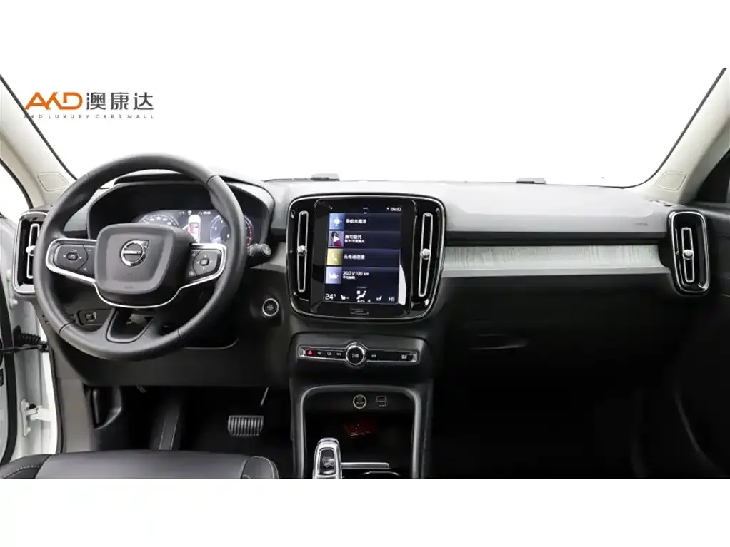Volvo XC40 — фото 10