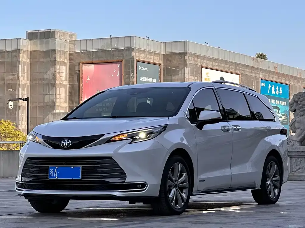 Toyota Sienna 2023 из CN, фото 1