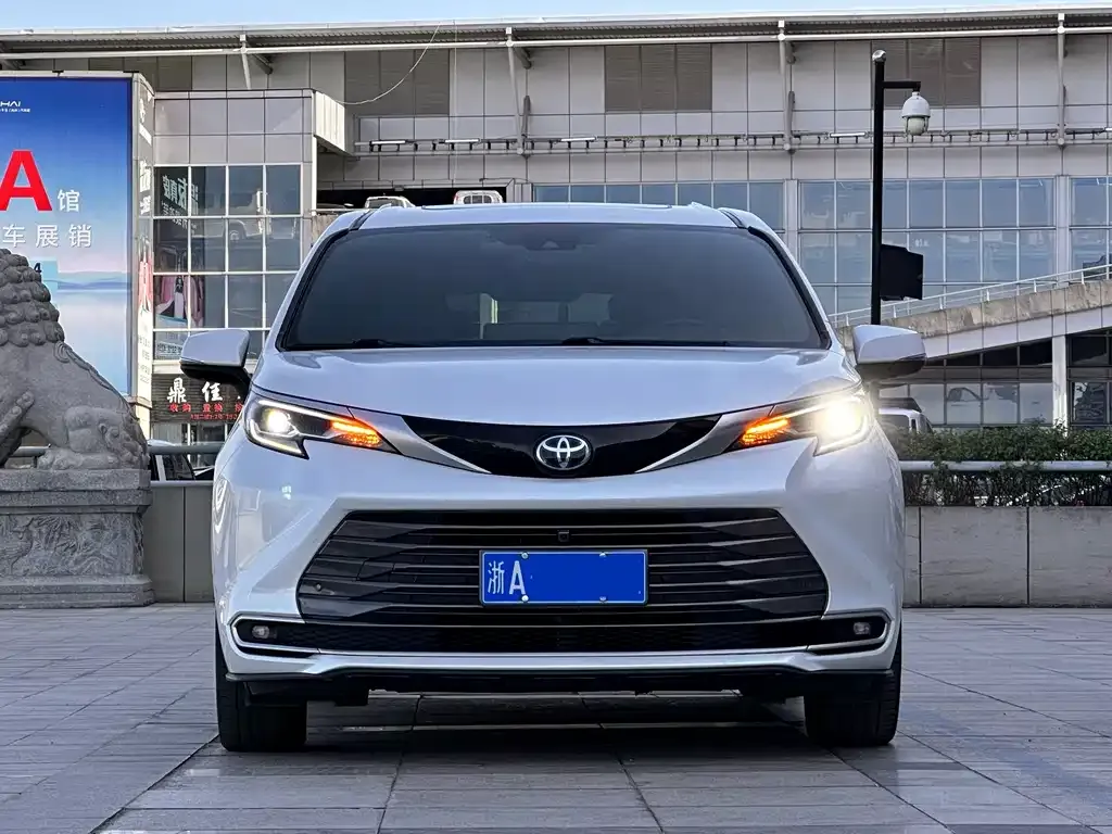 Toyota Sienna 2023 из CN, фото 2