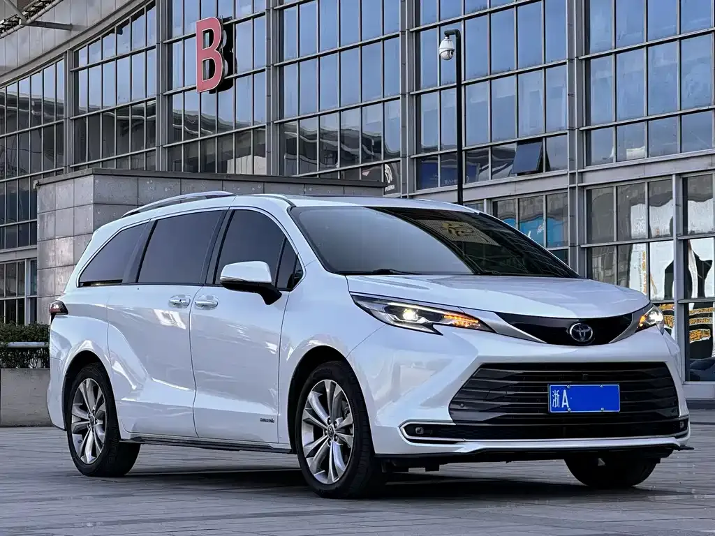Toyota Sienna 2023 из CN, фото 3