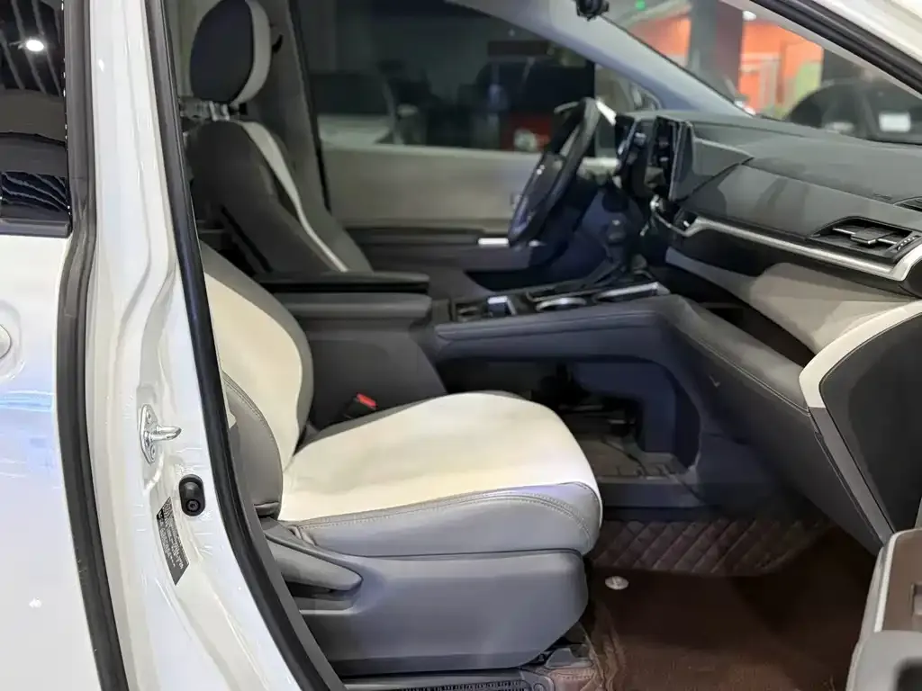 Toyota Sienna 2024 из CN, фото 2