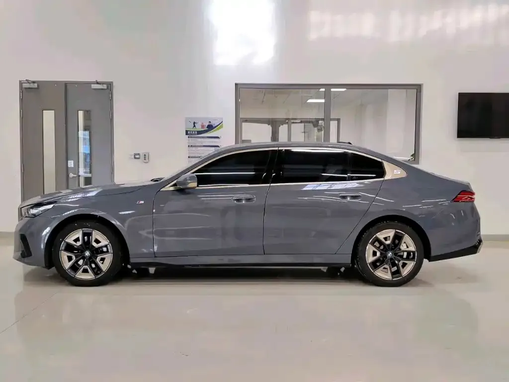 BMW 5 Series 2025 из CN, фото 3