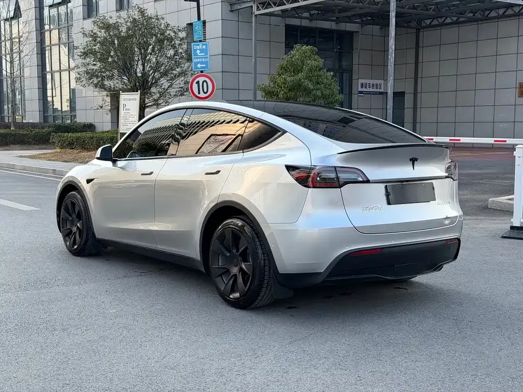Tesla Model Y — фото 8
