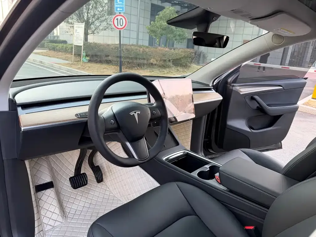 Tesla Model Y — фото 7