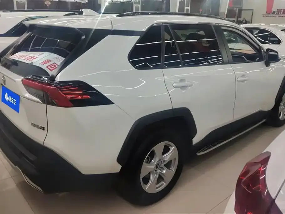 Toyota RAV4 — фото 8