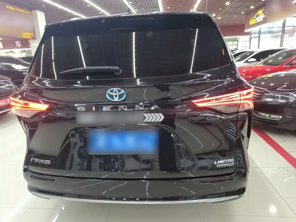 Toyota Sienna 2023 из CN, фото 2