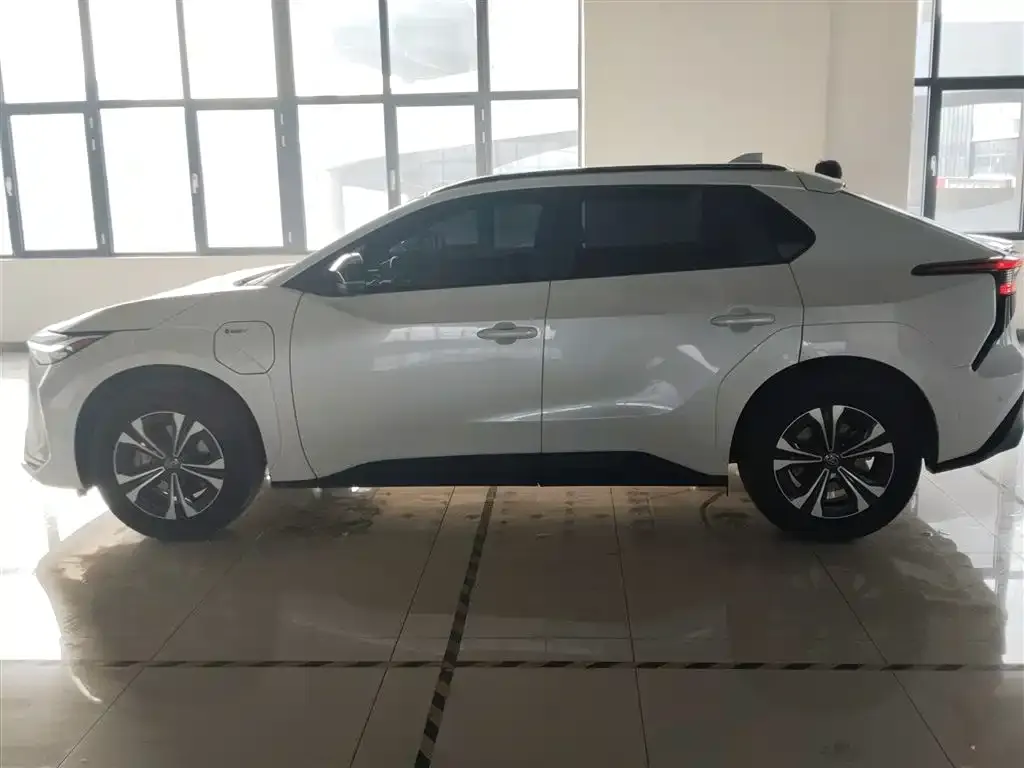 Toyota Platinum 4X 2024 из CN, фото 2