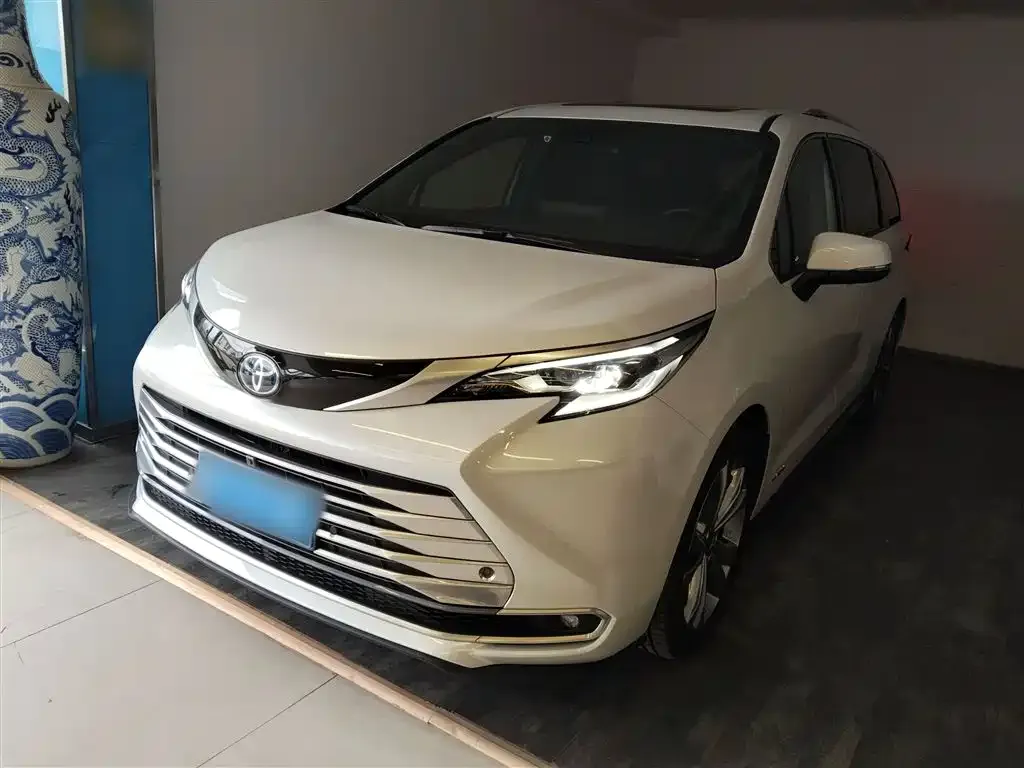 Toyota Sienna 2023 из CN, фото 1
