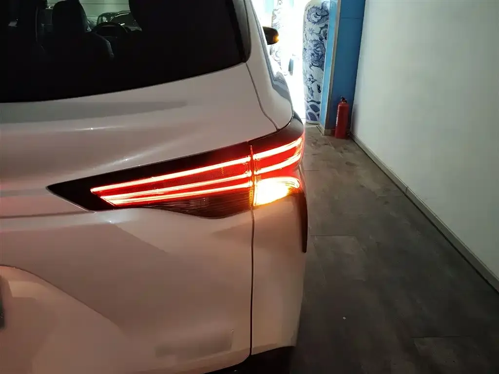 Toyota Sienna 2023 из CN, фото 2
