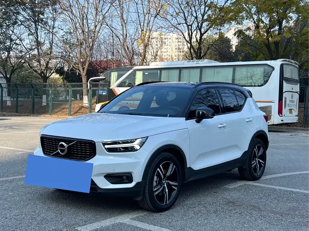 Volvo XC40 — фото 1