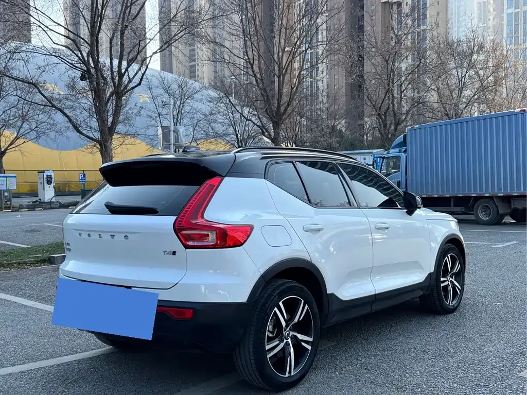 Volvo XC40 — фото 6
