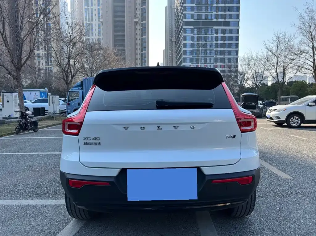 Volvo XC40 — фото 9