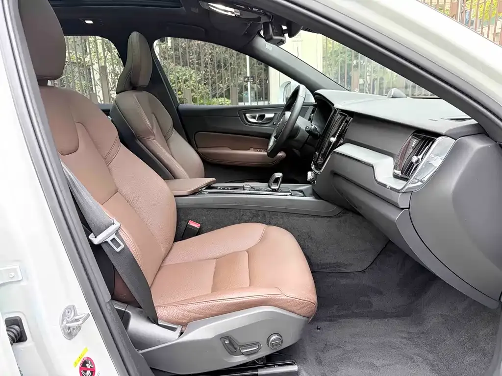 Volvo XC60 2025 из CN, фото 6