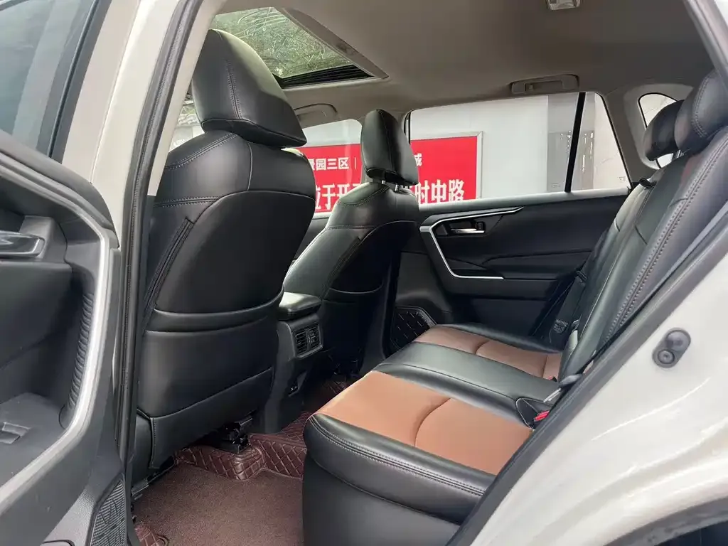 Toyota RAV4 2023 из CN, фото 8