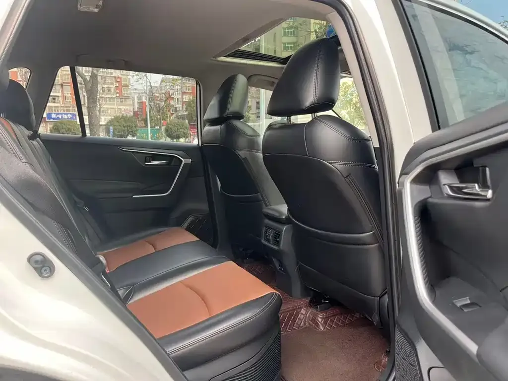 Toyota RAV4 2023 из CN, фото 9