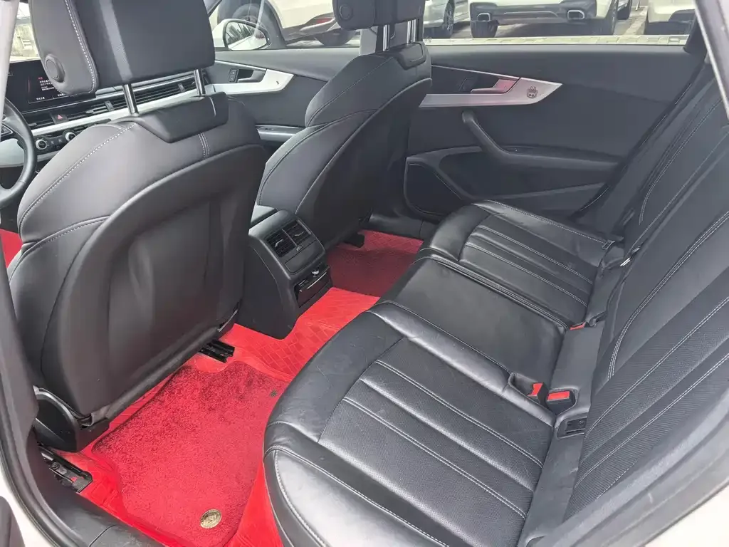 Audi A4L 2023 из CN, фото 3