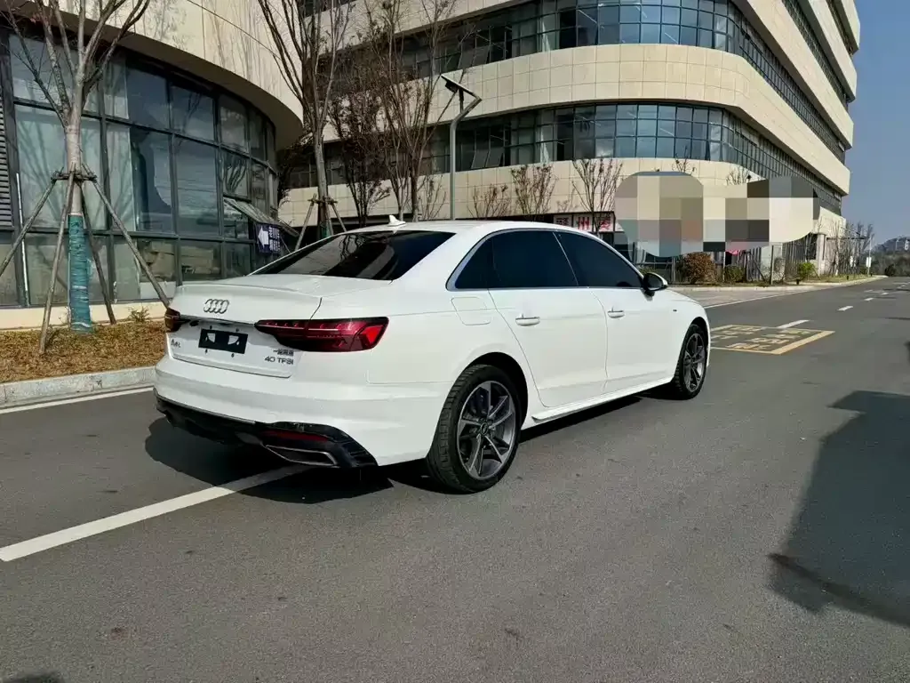 Audi A4L 2022 из CN, фото 8