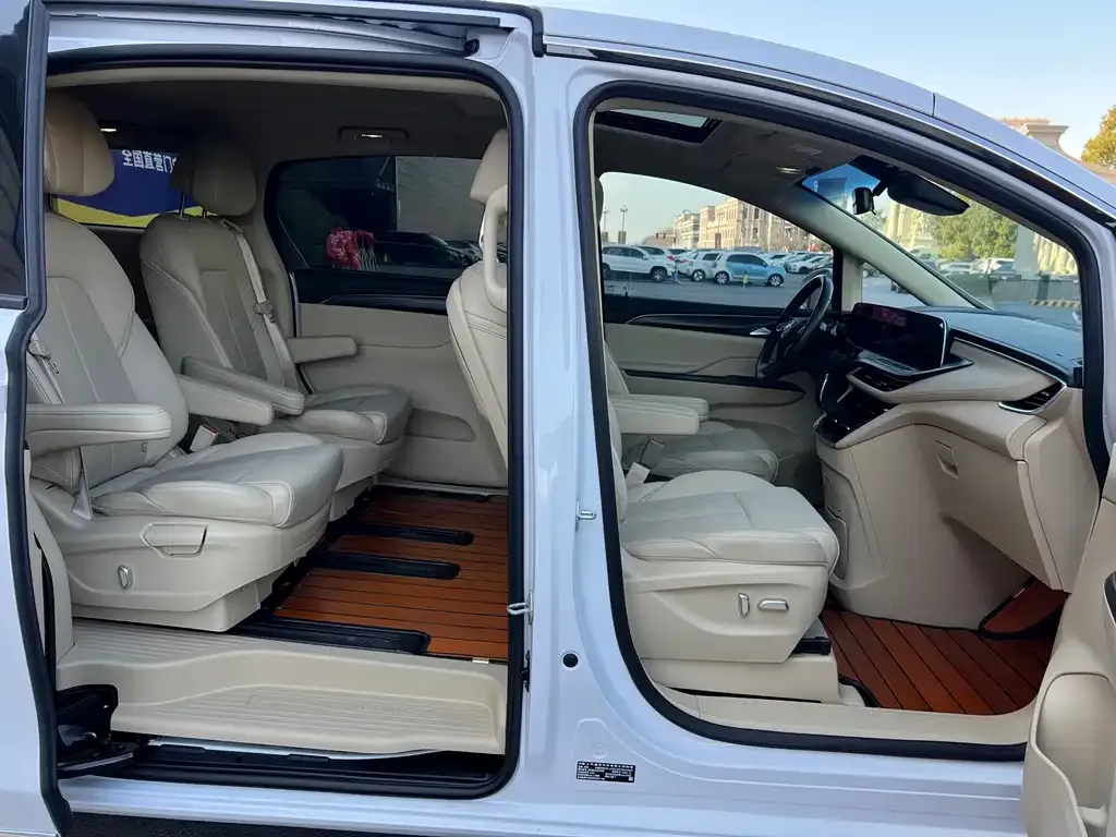 Buick GL8 2023 из CN, фото 2